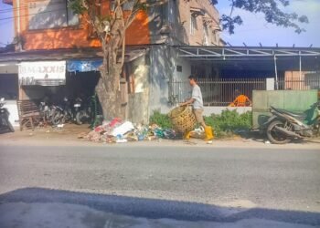 Bersihkan Tumpukan Sampah, Warga Apresiasi Kinerja Koodinator Sampah Tanjung Tiram