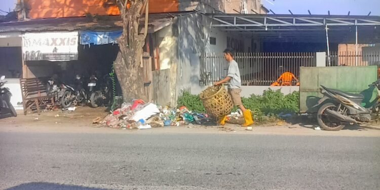 Bersihkan Tumpukan Sampah, Warga Apresiasi Kinerja Koodinator Sampah Tanjung Tiram