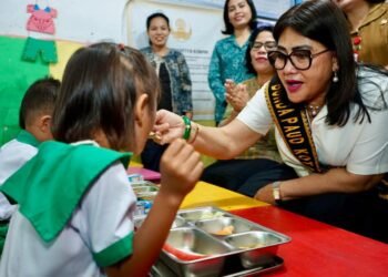 Berkunjung ke PAUD Sanggar Anak Balita, Ketua TP PKK Pematangsiantar Ny Liswati Suapi Nasi ke Siswa/i