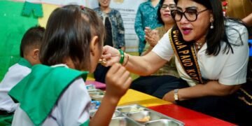Berkunjung ke PAUD Sanggar Anak Balita, Ketua TP PKK Pematangsiantar Ny Liswati Suapi Nasi ke Siswa/i