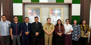 Wali Kota Wesly Sambut Kehadiran Ephorus GKPS dan Panitia Konser Harmoni 30 Tahun Internasionalisasi UEM