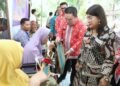 Wali Kota Wesly, Ketua TP PKK Ny Liswati, dan Panitia Paskah ASN Pemko Pematangsiantar melakukan Bakti Sosial