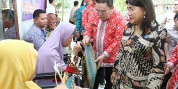 Wali Kota Wesly, Ketua TP PKK Ny Liswati, dan Panitia Paskah ASN Pemko Pematangsiantar melakukan Bakti Sosial