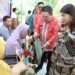 Wali Kota Wesly, Ketua TP PKK Ny Liswati, dan Panitia Paskah ASN Pemko Pematangsiantar melakukan Bakti Sosial