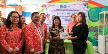 Ketua TP PKK Ny Liswati Serahkan Bantuan Peralatan kepada Pelaku UMKM Kader UP2K di Kelurahan Tomuan