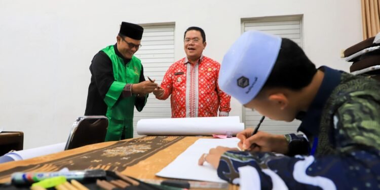 Wali Kota Wesly Kagum Lihat Karya Peserta Khattil Qur’an MTQN Kota Pematangsiantar
