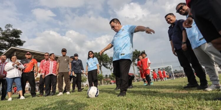 Wali Kota Wesly Kick Off Liga Sepak Bola Usia Dini, Diikuti 21 Sekolah