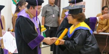 Wali Kota Wesly Wisuda 65 Lansia, Lulusan Sekolah Lansia Mandiri Pematangsiantar
