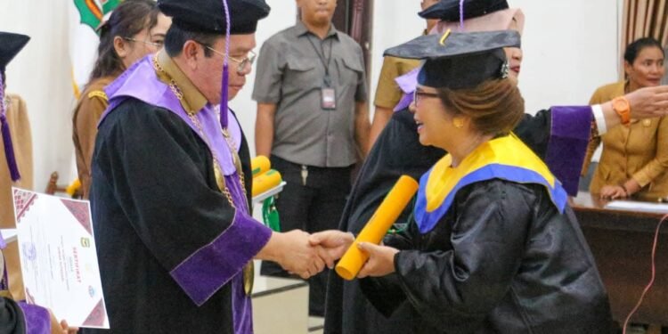 Wali Kota Wesly Wisuda 65 Lansia, Lulusan Sekolah Lansia Mandiri Pematangsiantar