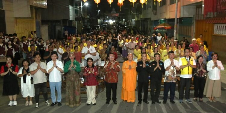 Malam Doa dan Festival Malam Waisak 2570 BE, Wali Kota Wesly dan Ketua TP PKK Diberi Penghargaan Anumodana