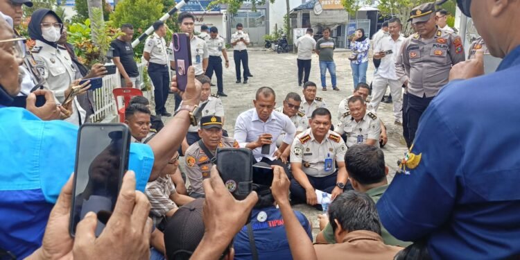 Kapolsek Talawi  Kawal Aksi Unras Pers Batu Bara di Lapas Kelas II Labuhan Ruku