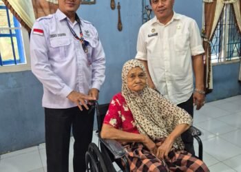 Dinsos Batu Bara Serahkan Kursi Roda dan Alat Bantu Dengar kepada Penyandang Disabilitas