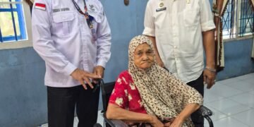 Dinsos Batu Bara Serahkan Kursi Roda dan Alat Bantu Dengar kepada Penyandang Disabilitas