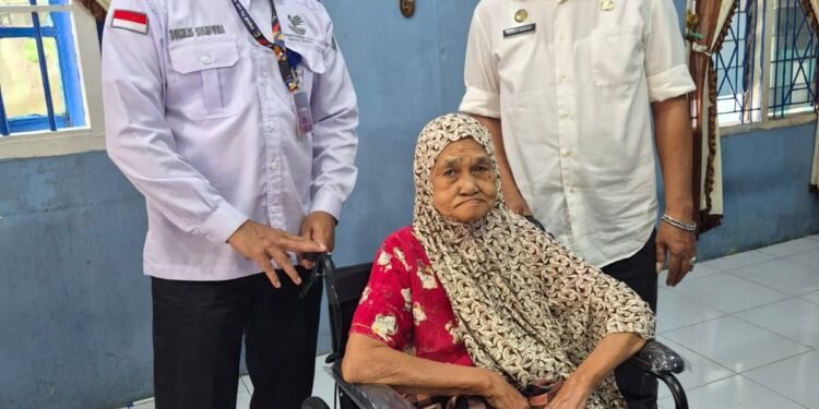 Dinsos Batu Bara Serahkan Kursi Roda dan Alat Bantu Dengar kepada Penyandang Disabilitas