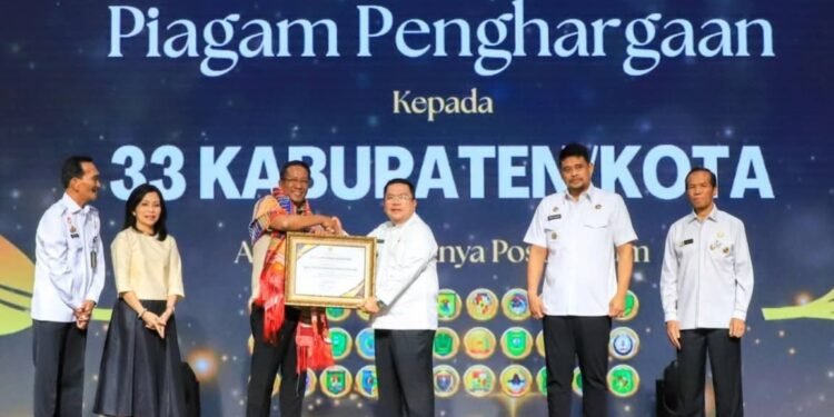Wali Kota Wesly Terima Penghargaan Pembentukan Posbankum di Pematangsiantar dari Menteri Hukum RI