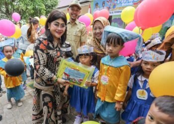Bunda PAUD Ny Liswati Hadiri dan Beri Alat Tulis di MPLS UPTD TK Pembina Negeri 2 Pematangsiantar