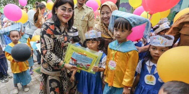 Bunda PAUD Ny Liswati Hadiri dan Beri Alat Tulis di MPLS UPTD TK Pembina Negeri 2 Pematangsiantar