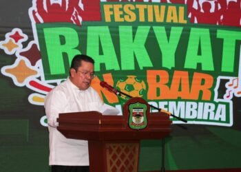 Wali Kota Wesly Pukul Gong Tanda Dibukanya Festival Rakyat dan Nobar Bola Gembira
