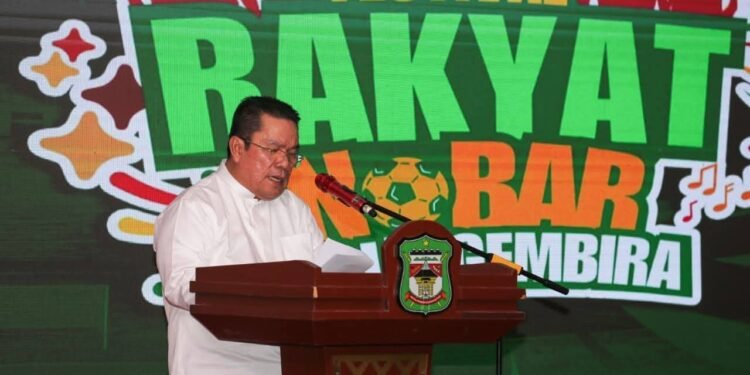 Wali Kota Wesly Pukul Gong Tanda Dibukanya Festival Rakyat dan Nobar Bola Gembira