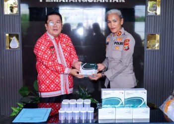 Wali Kota Wesly Serahkan 1.000 Alat Tes Urine ke Polres Pematangsiantar