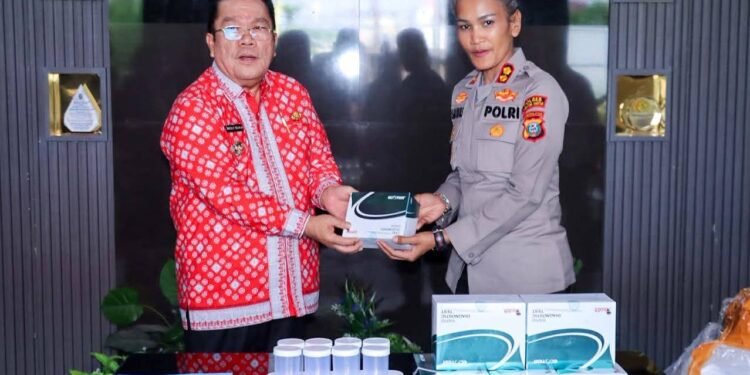 Wali Kota Wesly Serahkan 1.000 Alat Tes Urine ke Polres Pematangsiantar