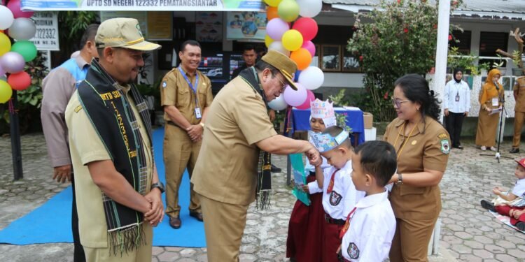 Wali Kota Pematangsiantar Wesly Silalahi membuka Masa Pengenalan Lingkungan Sekolah (MPLS) di UPTD SD Negeri 122332