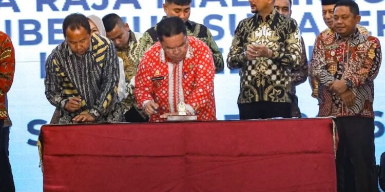 Wali Kota Wesly dan Ketua DPRD Timbul Lingga Tandatangani Komitmen Perbaikan Tata Kelola Pemerintah dengan KPK