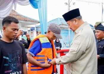 Bupati Bersama Laskar Melayu Batu Bara Bagikan 100 Life Jacket untuk Nelayan di Tanjung Tiram
