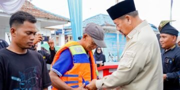Bupati Bersama Laskar Melayu Batu Bara Bagikan 100 Life Jacket untuk Nelayan di Tanjung Tiram