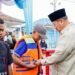 Bupati Bersama Laskar Melayu Batu Bara Bagikan 100 Life Jacket untuk Nelayan di Tanjung Tiram