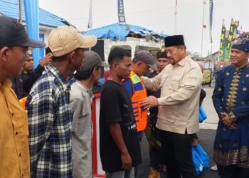 Bupati Batu Bara dan Laskar Melayu Bagikan Pelampung kepada Nelayan, Antisipasi Cuaca Ekstrem