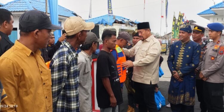 Bupati Batu Bara dan Laskar Melayu Bagikan Pelampung kepada Nelayan, Antisipasi Cuaca Ekstrem