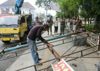 Pemko Pematangsiantar Bongkar Bangunan Reklame Tak Berizin