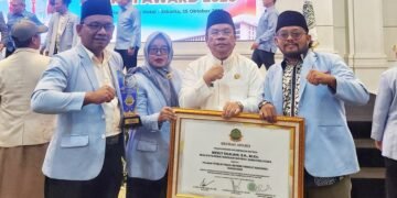 Peduli Anak Yatim dan Pemuda Masjid, Wali Kota Wesly Terima BKPRMI Award