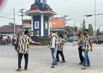 Antisipasi Bencana Kabut Asap  DPC PKN Deli Serdang beserta kader bagikan masker ke masyarakat