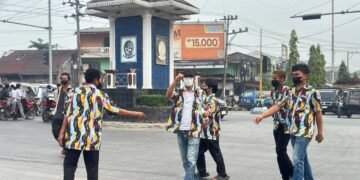 Antisipasi Bencana Kabut Asap  DPC PKN Deli Serdang beserta kader bagikan masker ke masyarakat